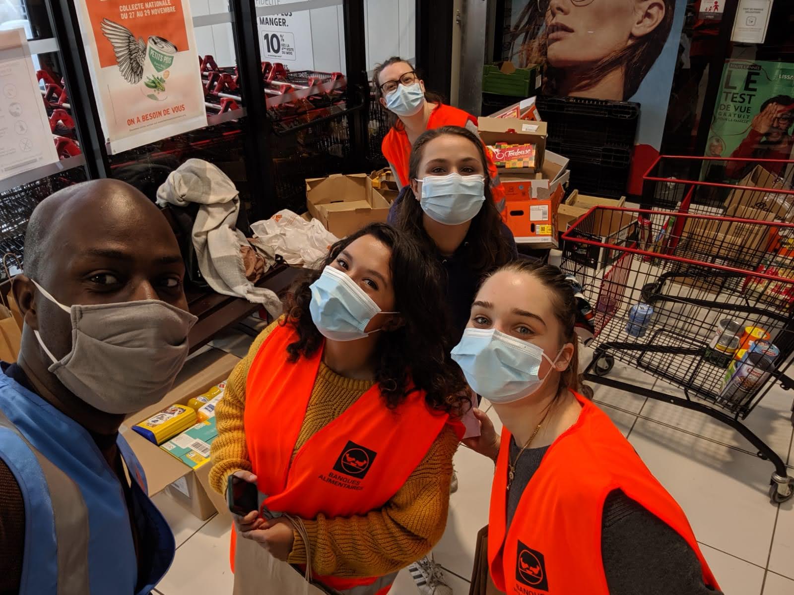 Bénévoles du club lors de la collecte de la Banque alimentaire
